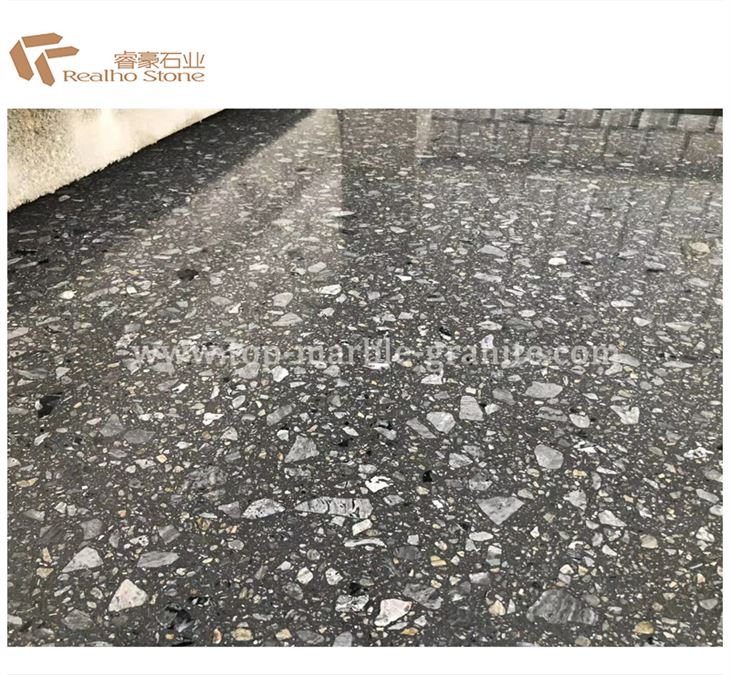 Grauer Big Chips Terrazzo Platten Tisch