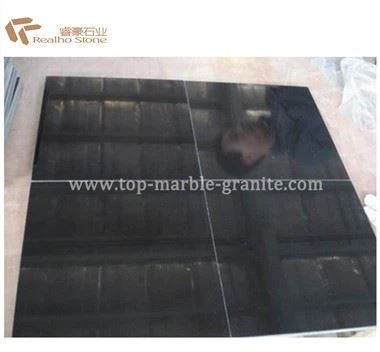 Schwarze Granitfliese