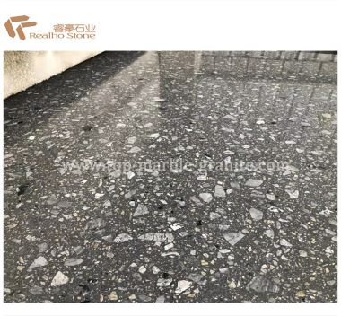 Grauer Big Chips Terrazzo Platten Tisch